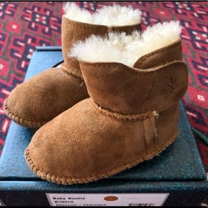 Emu Australia, 6-12 mo, 100% sheepskin soft baby booties, chestnut brown color